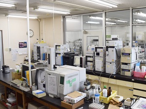 環境分析エア・ウォーター薬化（旧ケムコ） 分析機械室